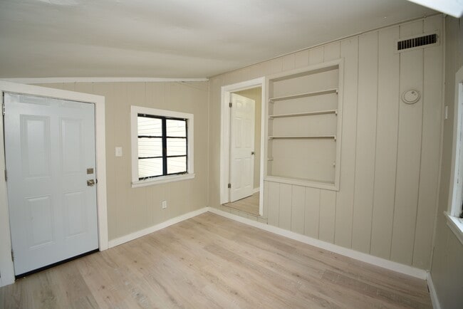Building Photo - 424 S 73rd E Ave