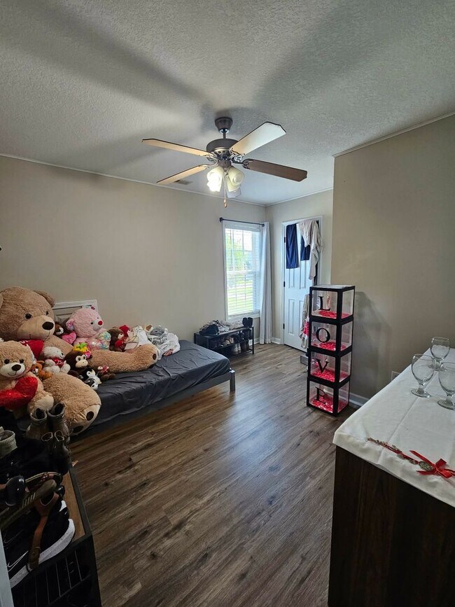 Building Photo - Nicely Updated 5 Bedroom Home!