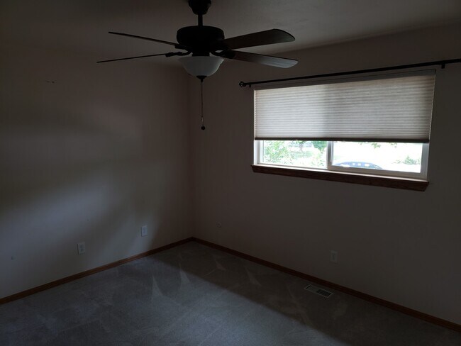 Building Photo - BEAUTIFUL HOME IN BROOMFIELD WITH FENCED IN YARD - AVAILABLE 8/6/26