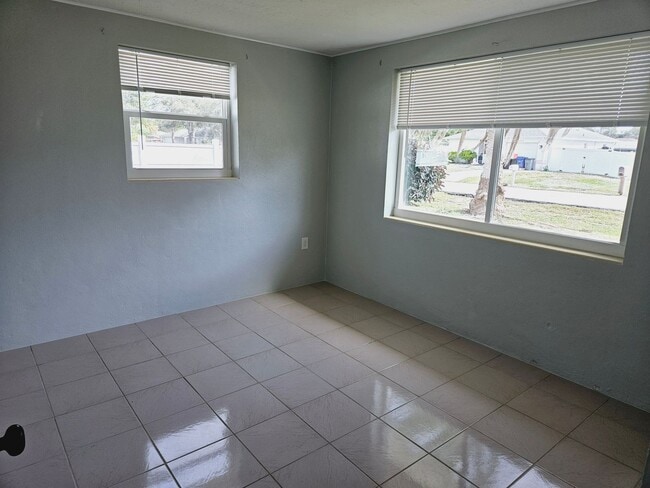 Building Photo - Annual Unfurnished Cute Florida Home with a private backyard for enjoying the Florida Lifestyle! ...