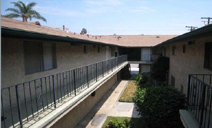 Building Photo - La Reina