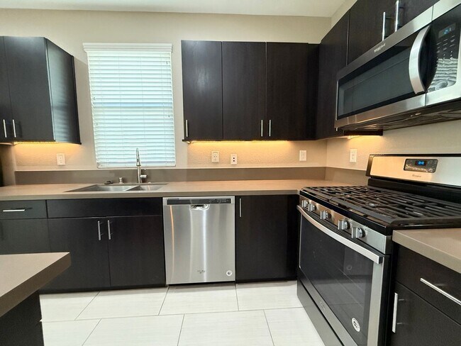 Building Photo - 2/BD 2.5/BA Luxury Gated Townhouse in Summ...