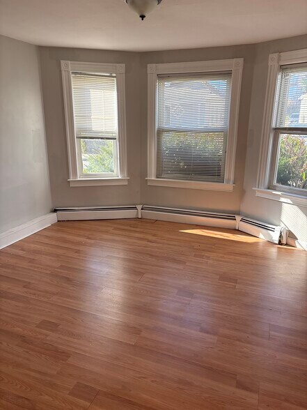 Building Photo - 27 Elm St