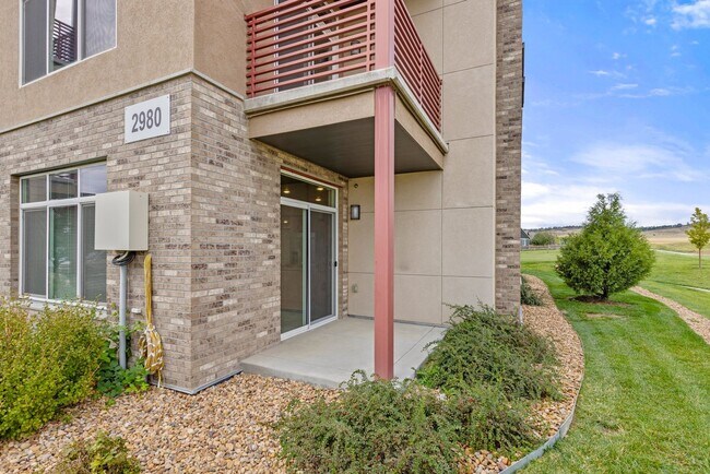 Building Photo - Clean and Modern Ground-Floor Condo with C...