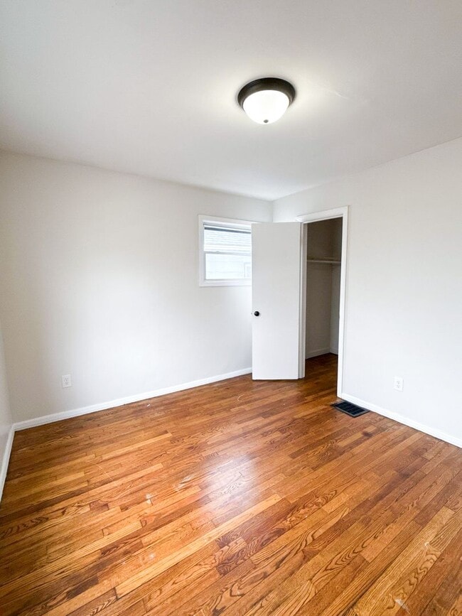 Building Photo - Move-In Ready 2BR Home w/Full Fenced In Yard + Bonus Room Basement!