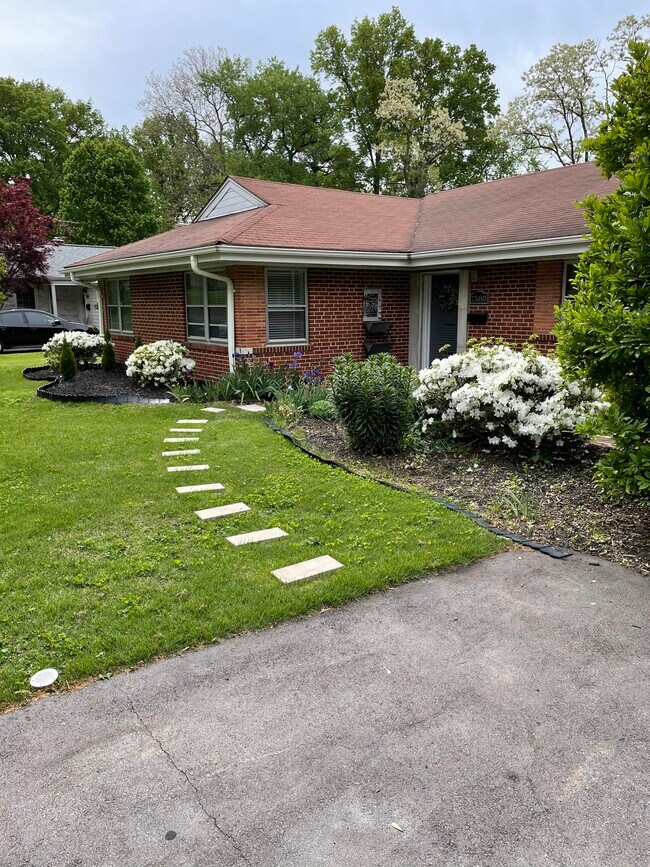 Building Photo - 7580 Amherst Ave