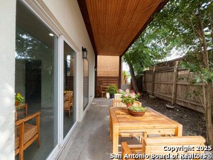Building Photo - 2615 S Flores St