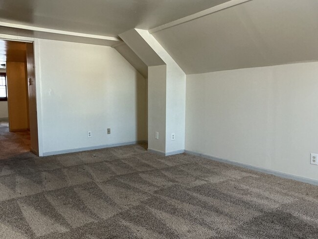 Building Photo - 3 Bedroom Single Family Home