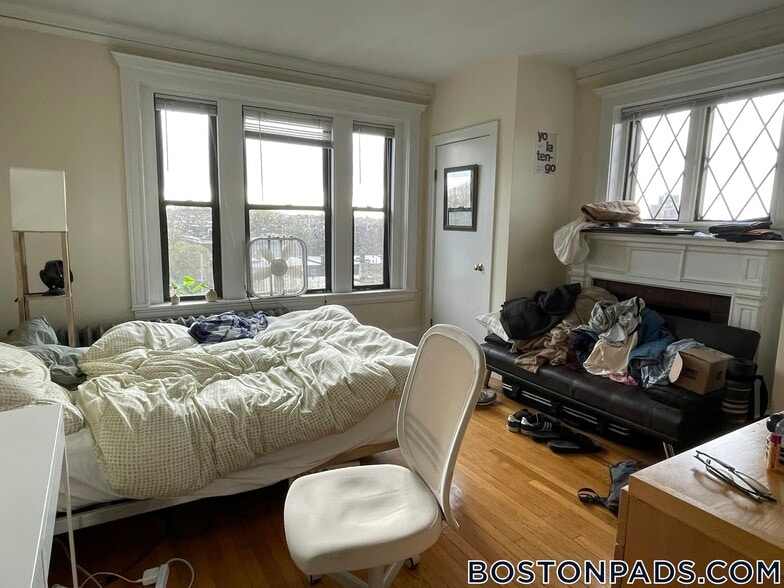 Building Photo - 452 Park Dr