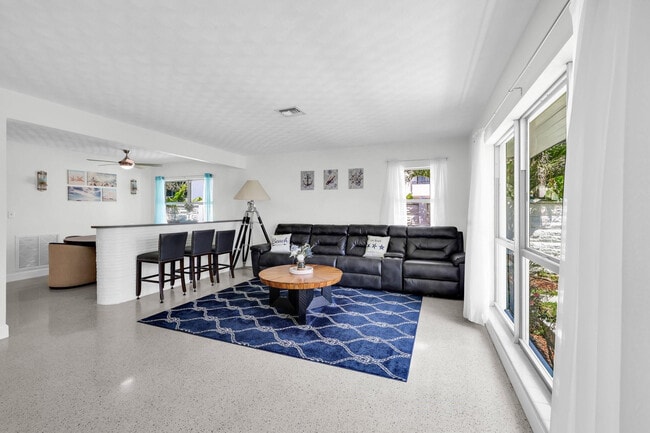 Building Photo - 505 N Ocean Blvd