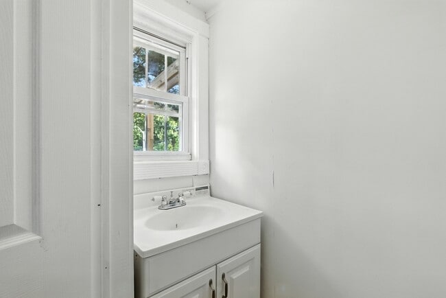 Primary Photo - 877 W Lombard St