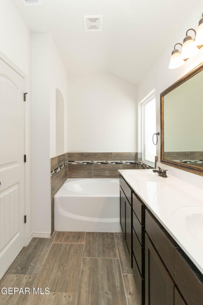 Building Photo - 14805 Jack White Ave