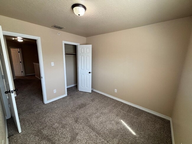 Building Photo - Spacious 3-Bedroom Townhome – Great Location!