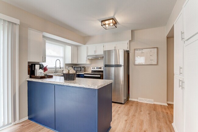 Building Photo - 2421 Saratoga Rd