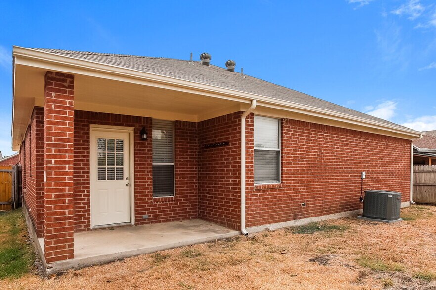 Building Photo - 7213 Park Creek Cir W