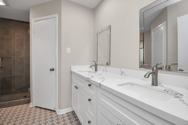 Building Photo - 13002 Kingsmill Dr