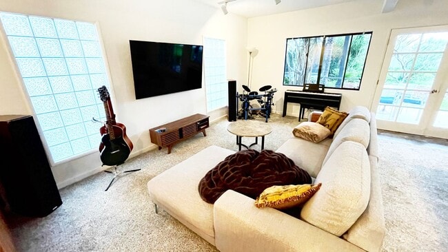Building Photo - Furnished 3+ Bedroom 3 Bath Pool Home in W...