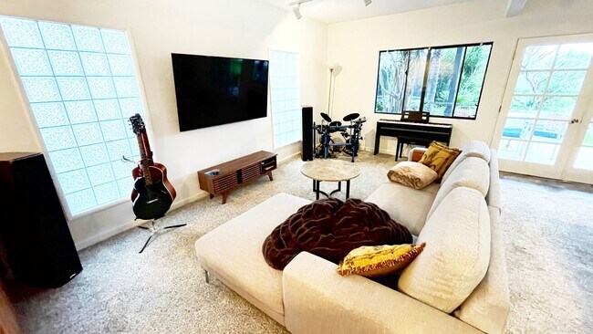 Building Photo - One of a Kind! Furnished 3+ Bedroom 3 Bath...