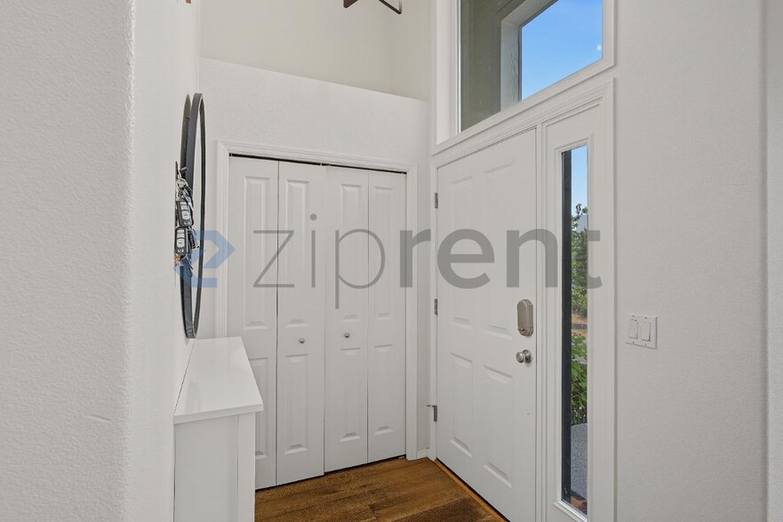 Building Photo - Unit
