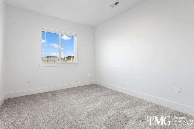 Building Photo - $500 your 1st months rent with a 12 month ...