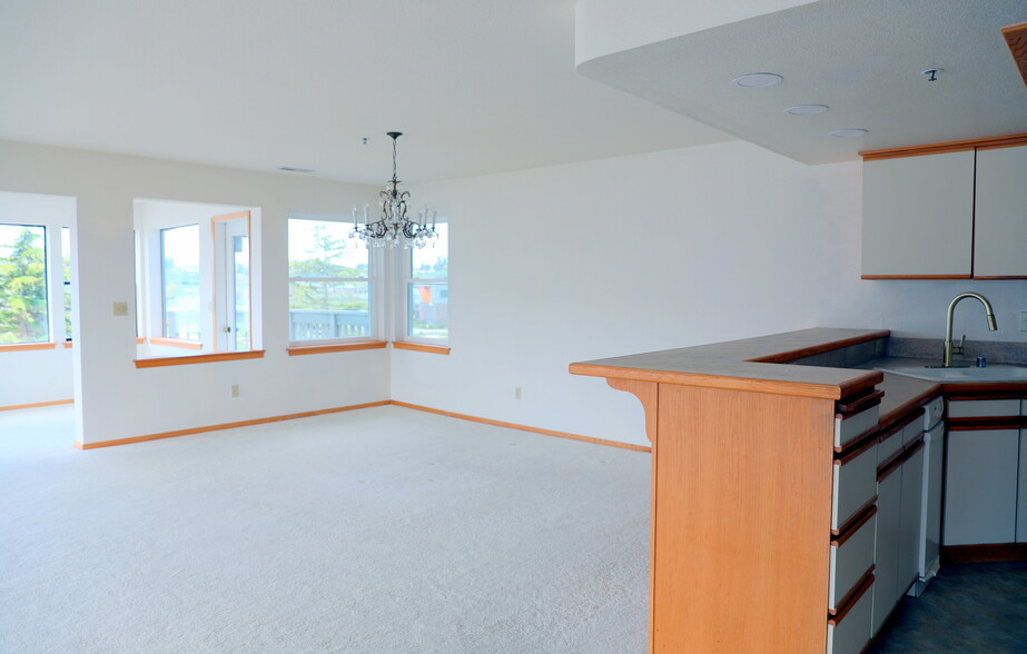 Dining area - 651 SE Bayshore Dr