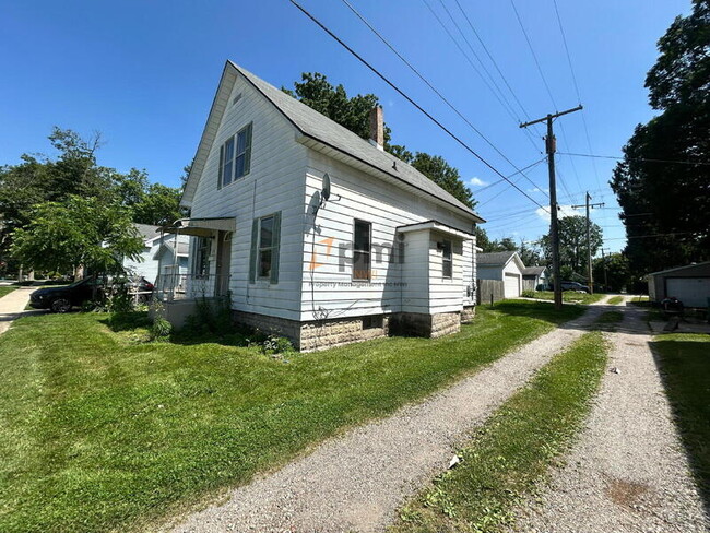Building Photo - 906 2nd St