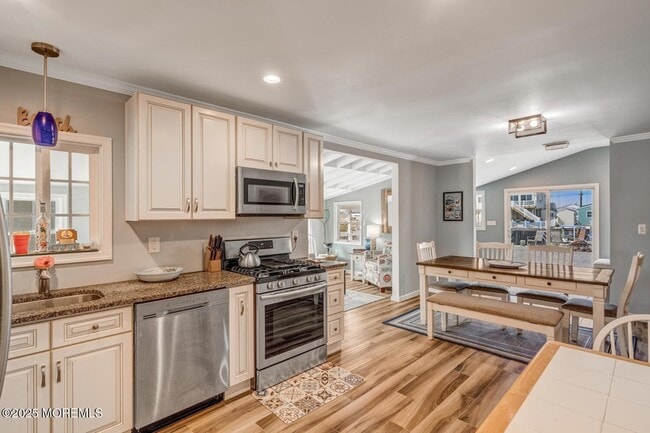 Building Photo - 28 S Los Angeles Dr