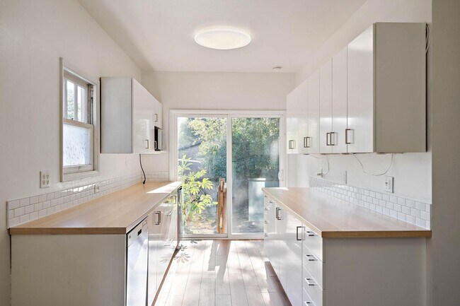 Building Photo - Cute 3-bdrm/2-bath vintage home—Nice fence...