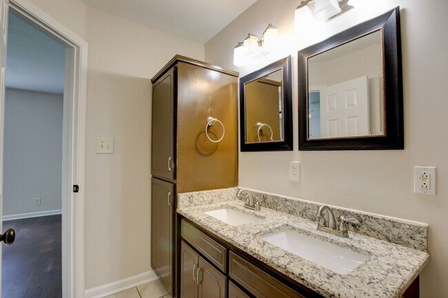 Building Photo - 3 bed 2 bath w sweet basement.  Go