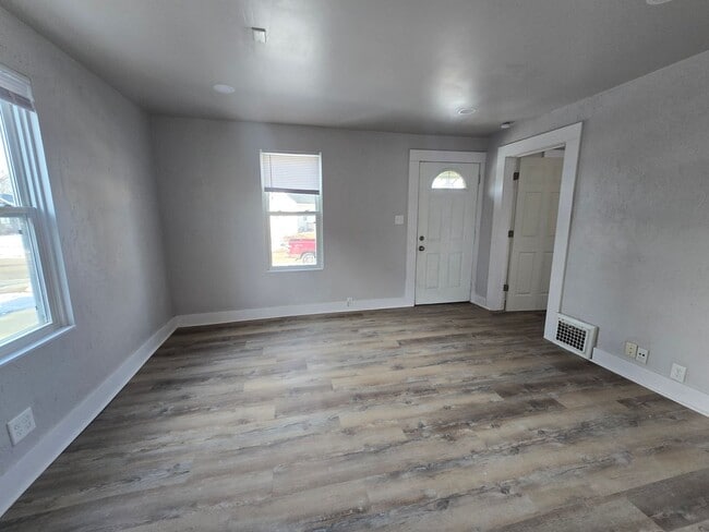 Building Photo - VIDEOTOUR: Refurbished! Large 2-story Charmer. Big Yard! PETS WELCOME