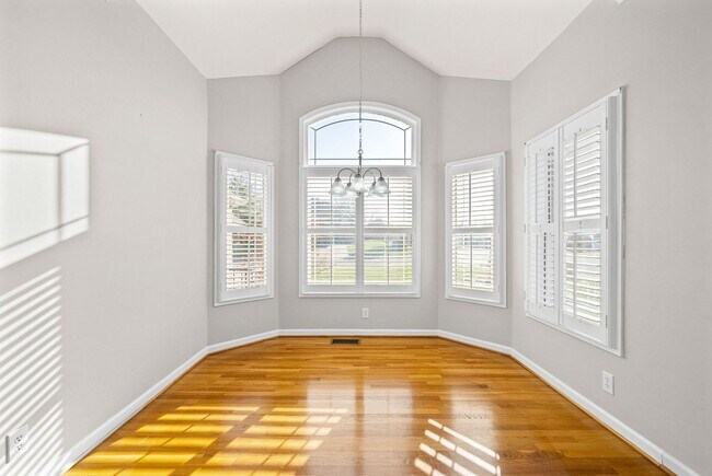 Building Photo - 3 Bedroom 2 Bath Pet Friendly Home For Rent with Community Pool Access!