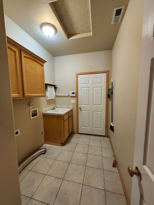 Building Photo - Stunning Home close to biking and walking paths!