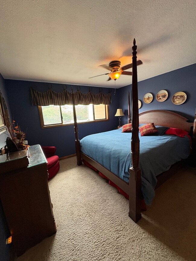 Building Photo - Vacation Rental: Golf Course Views Country...