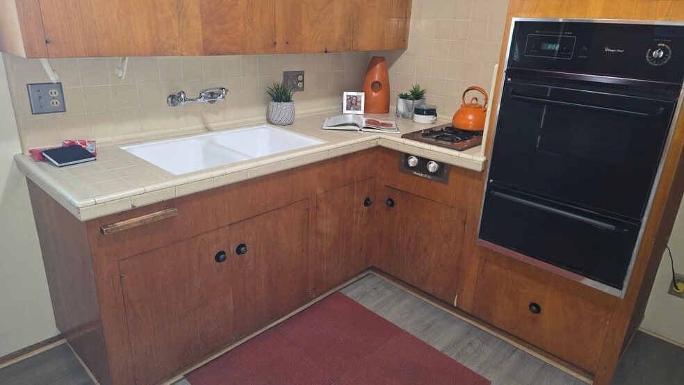 kitchen w/built-in oven - 792 Alameda St