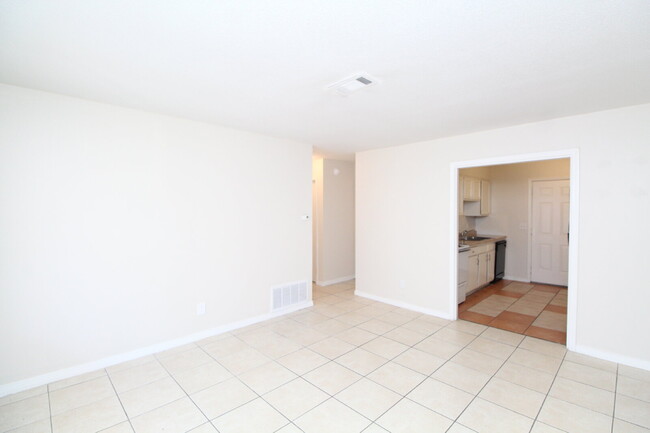 Building Photo - Affordable 2BR Duplex Near UWF — All Tile,...