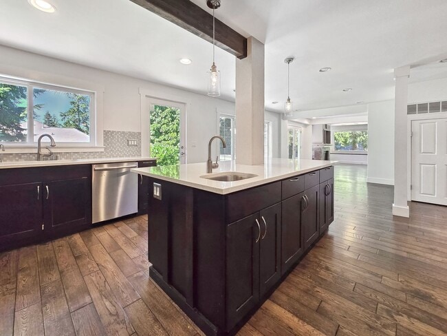 Building Photo - Stunning 4-Bedroom Home with Luxurious Mas...