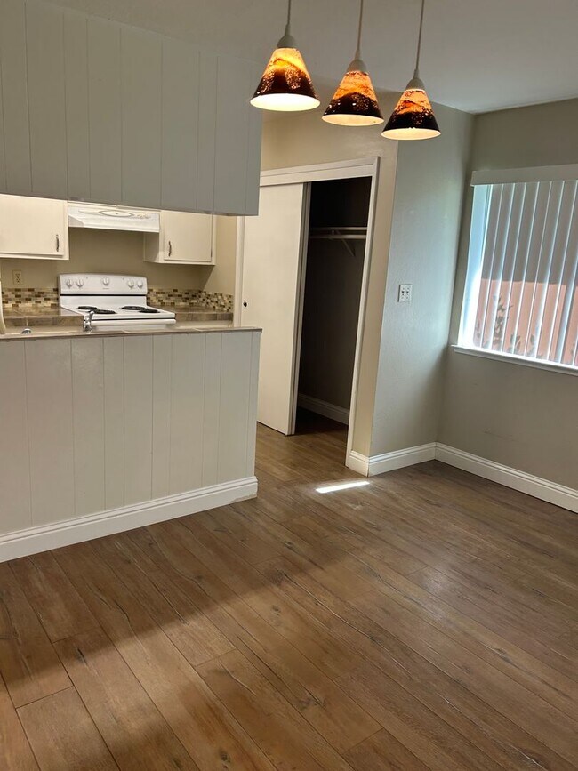 Building Photo - Lovely 2 bedroom 1 bath condo #1 unit