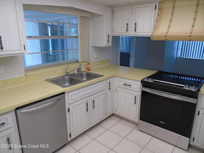 Building Photo - 450 Roosevelt Ave