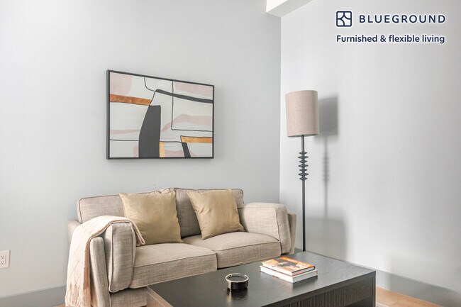 Building Photo - 161 W 54th St