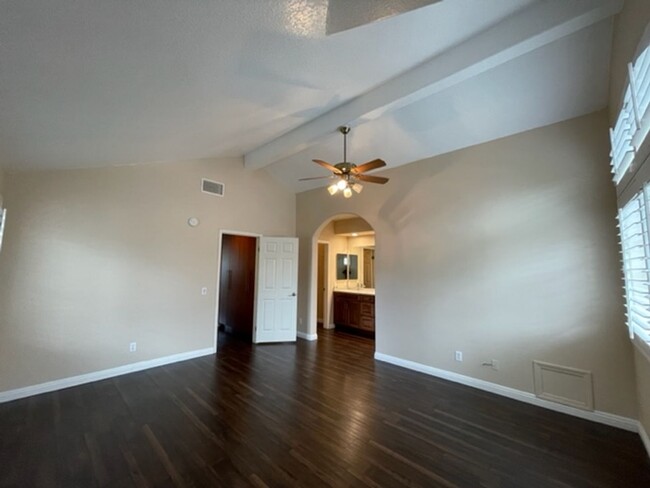 Building Photo - Beautiful 4 bedroom/ 3 full bath townhome ...