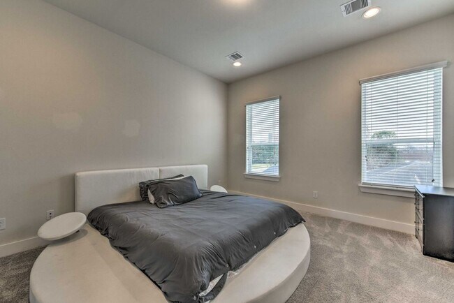 Building Photo - 2107 Stuart St