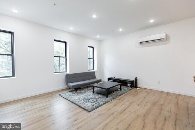 Building Photo - 3945 Lancaster Ave