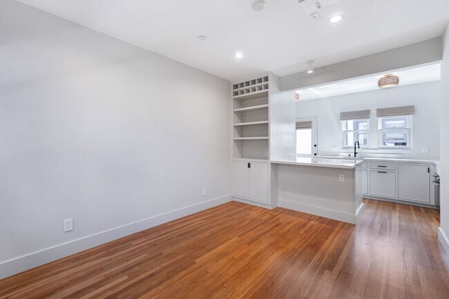 Building Photo - Beautiful 1 bed / 1 bath bungalow-style apartment now available!