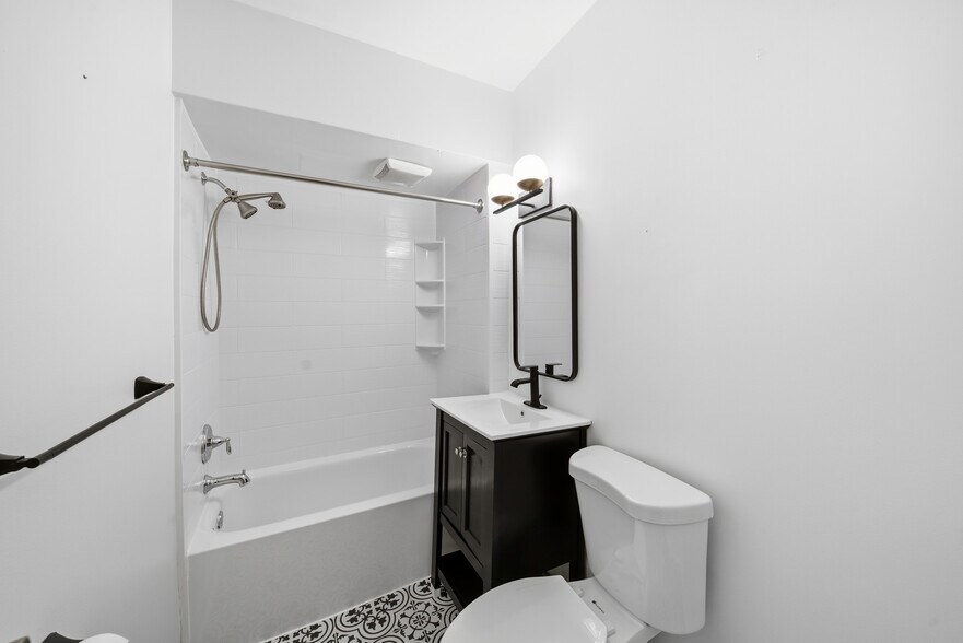 Building Photo - 724 W Buena Ave