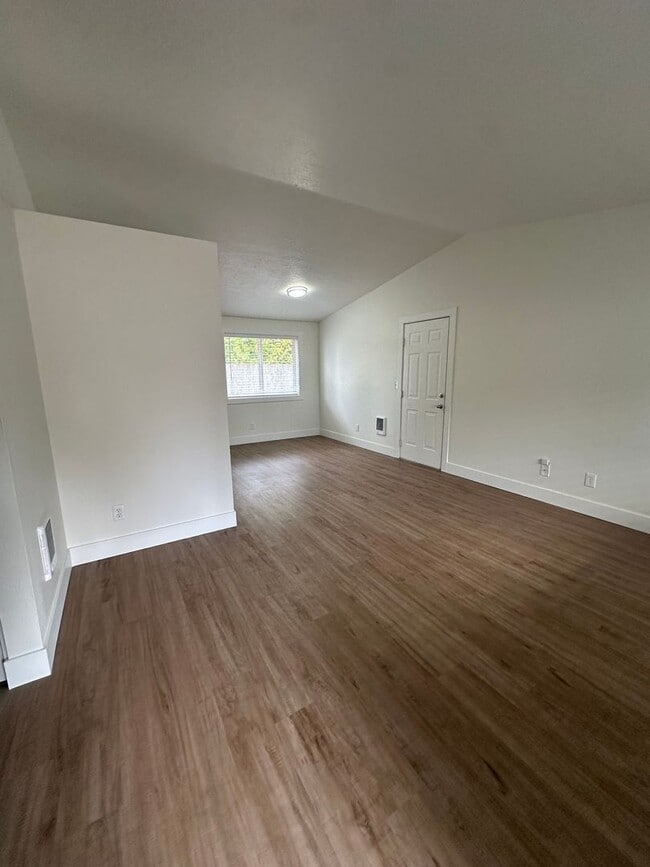 Building Photo - REDUCED RENT! Move in TODAY