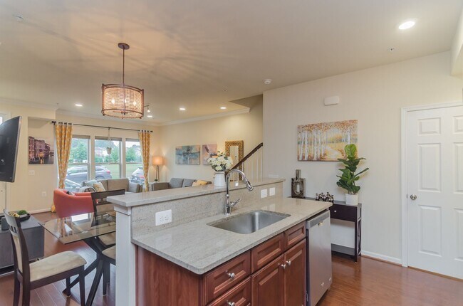 Building Photo - Beautiful and within walking distance to a...