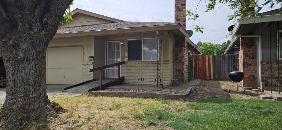 Building Photo - 2612 El Parque Cir