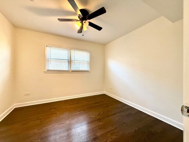 Building Photo - 6017 W Montrose Ave