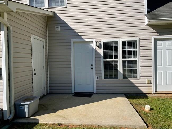 Building Photo - Two Bedroom Townhouse in Sherrills Ford wi...