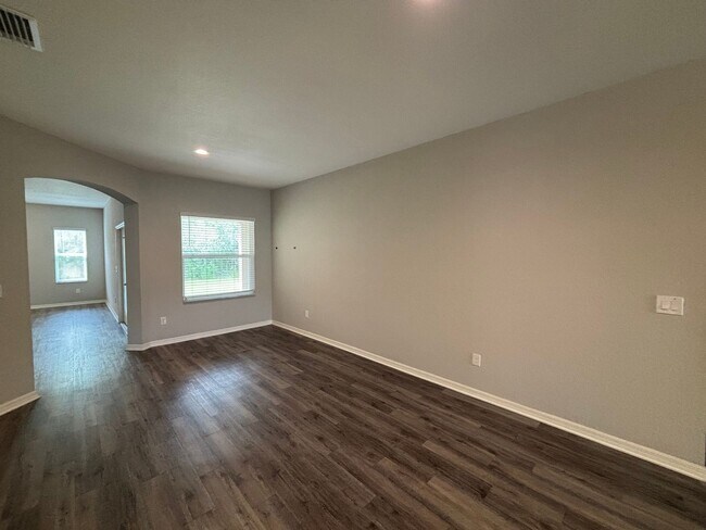 Building Photo - 4 bedroom / 3 bath in great neighborhood - WON'T LAST!